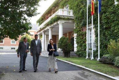 Spanish Prime Minister Pedro Sanchez (C) met with Venezuelan opposition candidate Edmundo Gonzalez Urrutia (L) and his daughter Carolina Gonzalez in Madrid