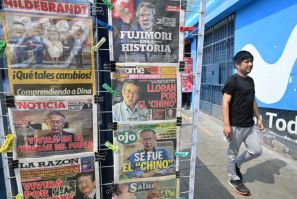 Un hombre pasa junto a portadas de periódicos con la muerte del expresidente peruano President Alberto Fujimori (1990-2000) en Lima el 12 de septiembre de 2024